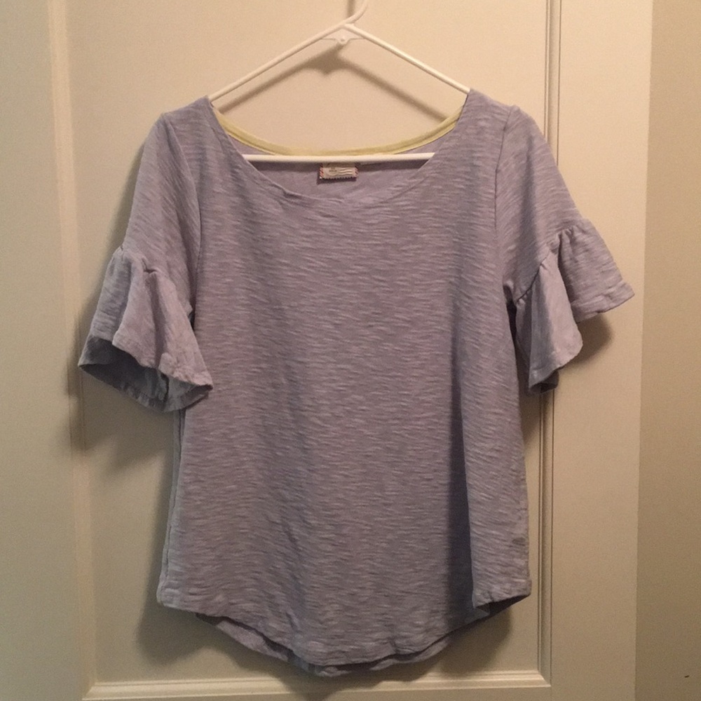 Light blue. 100% cotton. Trumpeted sleeve shirt.